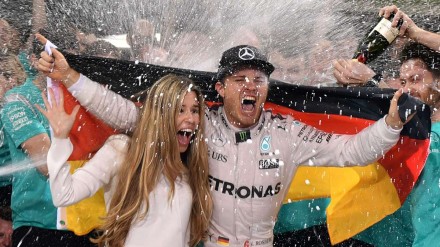 F1: Nico Rosberg, dedica il titolo mondiale a moglie e figlia